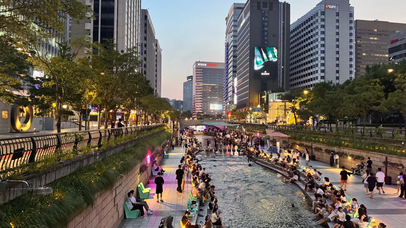 Seoul Outdoor Library - book talk and cozy resting area by Cheonggye Stream